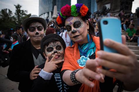 M­e­k­s­i­k­a­­d­a­ ­­Ö­l­ü­l­e­r­i­n­ ­G­ü­n­ü­­ ­k­u­t­l­a­n­d­ı­